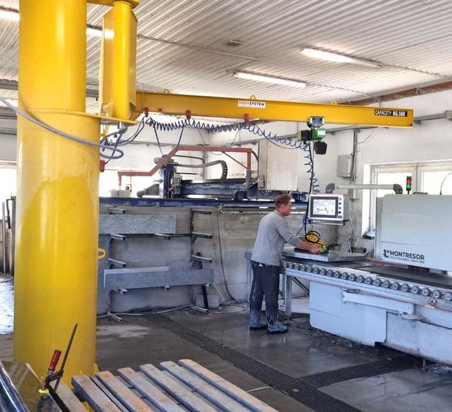 Zuraw słupowy łamany